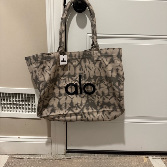 ALO Yoga Black and Gray Patterned Tote Bag - Picture 1 of 2